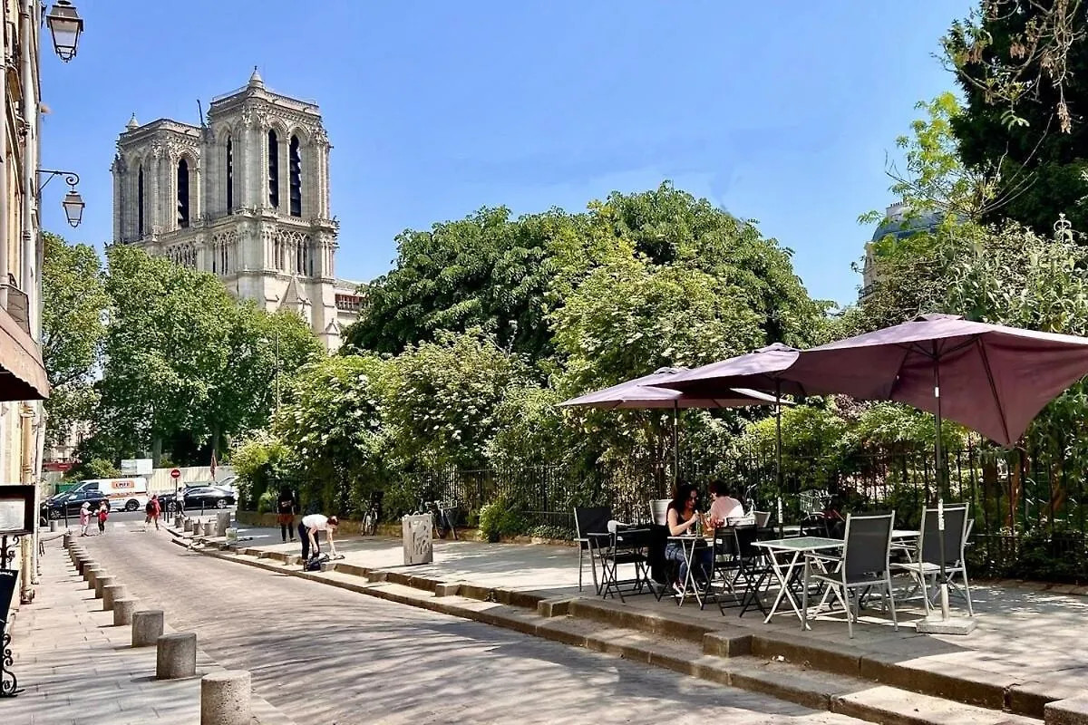 Tenderness At Notre Dame, Delacroix Appartement